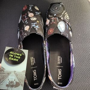 Tom's NWT Glow in the dark Cosmic Wonder Ptint Canvas Slip on SZ 8.5